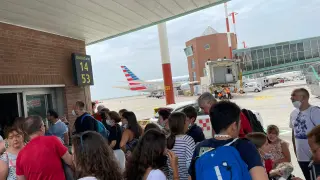 Pasajeros aragoneses en el aeropuerto de Venecia, esta mañana, después de la segunda suspensión del vuelo con Zaragoza.