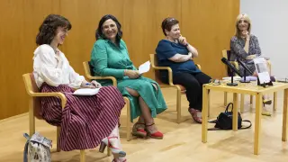 La escritora Irene Vallejo, la autora Felisa Ferraz, la profesora Carmen Agustín y Encarna Samitier, directora de '20 minutos'.