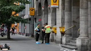 Varios policías, delante de la sucursal bancaria donde se produjeron los hechos.