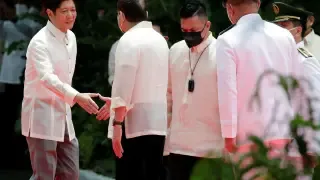 Ferdinand Marcos Jr  estrecha la mano de  Duterte, el presidente saliente
