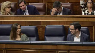 La ministra de Derechos Sociales y Agenda 2030, Ione Belarra, y el ministro de Consumo, Alberto Garzón, este jueves en el Congreso.