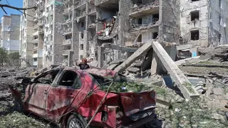 Edificio residencial destruido tras un ataque ruso en Odesa.