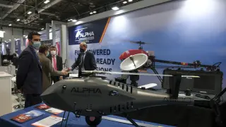 Un expositor muestra un dron en la última feria internacional de defensa y seguridad FEINDEF.