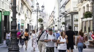 Varias personas, este sábado mientras paseaban por la calle Alfonso de Zaragoza. G
