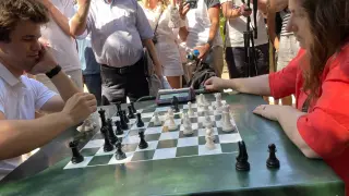 Judit Polgar derrota a Magnus Carlsen en El Retiro.