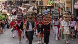La comparsa de Gigantes y cabezudos en las calles del centro de Teruel durante las fiestas del Ángel