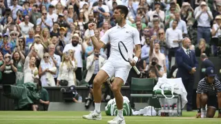 Novak Djokovic celebra su remontada en la pista central de Wimbledon