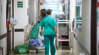 Un sanitario en uno de los pasillos del hospital Miguel Servet de Zaragoza