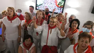 Decenas de navarros se han dado cita en un bar de Zaragoza para seguir el chupinazo y dar comienzo, aunque en la distancia, a las fiestas de San Fermín.