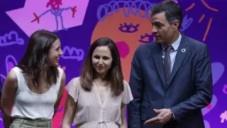 Pedro Sánchez, Irene Montero (i) y Ione Belarra durante el acto 'Infancia con derechos: Plan de Acción Estatal de la Garantía Infantil Europea'
