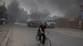 Un hombre monta en bicicleta después de un ataque ruso a la ciudad ucraniana de Sloviansk