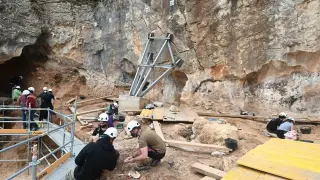 Arqueólogos trabajan en Galería en los yacimientos de Atapuerca.