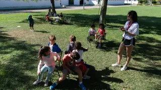 Varios niños juegan en la granja escuela de Santa Isabel.