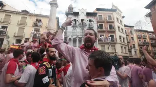 La Vaquilla en Teruel: así estalla la fiesta cada año con la puesta del pañuelo al Torico