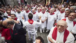 Varias personas le hacen el baile tradicional 'Aurresku', durante la procesión de San Fermín, a 7 de julio de 2022, en Pamplona.