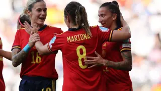 La selección española, con la aragonesa Mapi León (izquierda), celebra un gol