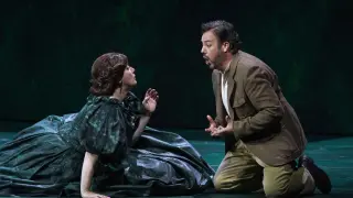 La soprano Saioa Hernández, en el papel de Abigaille, y Eduardo Aladrén, Ismaele, en el ensayo general de la ópera.