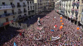 El público que atestaba la plaza, eufórico tras la colocación por El Disloque del "pañuelico" a la copia de bronce del Torico para dar inicio a La Vaquilla de 2022.