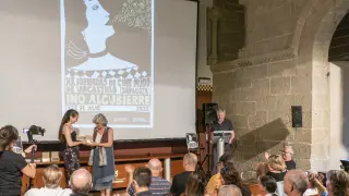 La actriz y cineasta Laura Torrijos, que dará vida a Ino Alcubierre en el cine, le da a su nieta una Bocina de piedra de las Jornadas de Cine Mudo de Uncastillo.