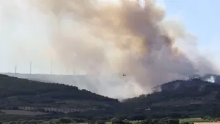 Sigue sin control el incendio de Yerga, donde trabaja un avión del ejército