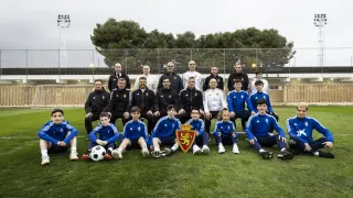 Los técnicos de la Ciudad Deportiva, posando con los capitanes de los equipos.