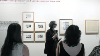 Chus Tudelilla, una de las comisarias de la exposición, explica los contenidos de la muestra en el Instituto Cervantes de Madrid.