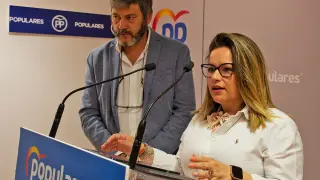 El presidente provincial del PP, Gerardo Oliván, y la presidenta provincial de Nuevas Generaciones, Sonia Latre.