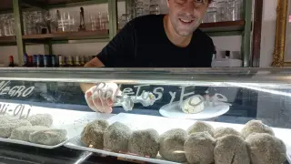 Cristian Turmo, en la barra de Doña Casta de Zaragoza, bar especializado en croquetas.