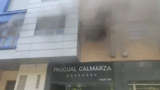 El humo ha salido en parte por las ventanas del primer piso