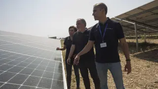 Manuel Munárriz (en el centro), con Ángela Gutiérrez e Ignacio Cortes, directivos de la planta, en la instalación de placas fotovoltaicas.