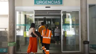 Personal del 061, ayer, mientras accedía al servicio de Urgencias del Hospital Miguel Servet.