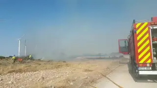 Tarde de viernes complicada en La Muela al reactivarse el incendio provocado por un aerogenerador el día anterior, tal y como informa el alcalde de la localidad Adrián Tello.