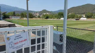 El campo de Villaboya de Boltaña, cerrado con candado a primera hora de la tarde de este viernes, a la espera del Real Zaragoza.