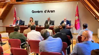 Los cargos políticos reunidos en el Conselh Generau d'Árán para firmar el convenio