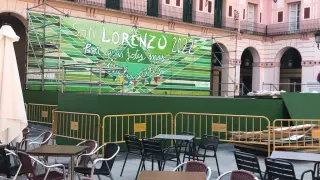En la plaza López Allué ya está prácticamente instalado el escenario para los actos del prelaurentis de este año.
