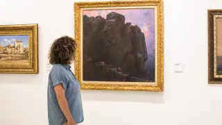 Una mujer observa la obra 'El paso de Roncesvalles', en el Museo Goya de Zaragoza.