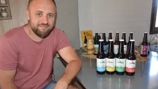 Daniel Chiorean posa junto a las cervezas.