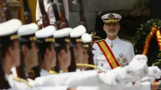 El rey Felipe VI preside la entrega de reales despachos a los nuevos oficiales de la Armada en la Escuela Naval