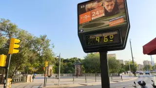 Termómetro marcando 96 grados en Zaragoza este sábado