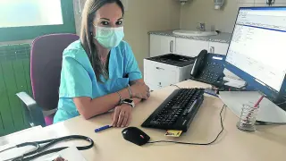 Paula Claver en su consulta del centro de salud de Biescas, donde es coordinadora.