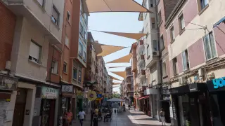 Instalación de toldos para dar sombra a la calle Delicias de Zaragoza