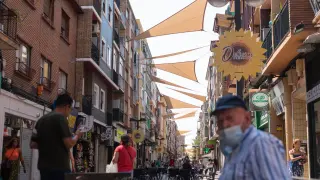Instalación de toldos para dar sombra a la calle Delicias de Zaragoza.