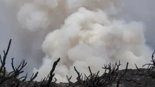 El fuego obliga a desalojar más de una decena de núcleos en Folgoso (Lugo)
