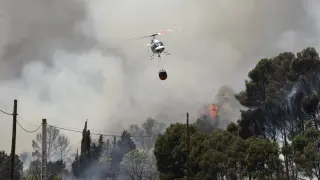 Un helicóptero interviene en la lucha contra el incendio de Ateca.