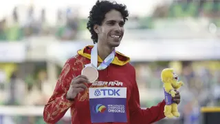Mohamed Katir celebra el podium en la final de 1.500 metros en el Mundial de Atletismo Oregón 2022.
