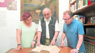 Venancio Díaz con el ejemplar, junto a Sofía Avellanas y José Domingo Dueñas.
