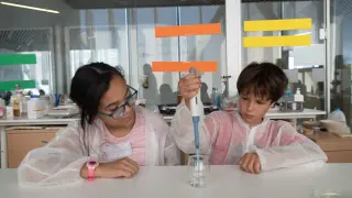 En el laboratorio de microbiología, dos integrantes de la décima promoción de la colonia Etopia Kids hacen crecer biomateriales que les dejan asombrados.
