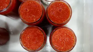 Los frascos con el tomate triturado.