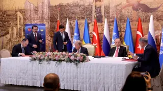 El ministro ucraniano Oleksandr Kubrakov, el secretario general de la ONU, Guterres, el presidente turco, Erdogan, y el ministro de Defensa turco, Hulusi Akar, este viernes en Estambul.