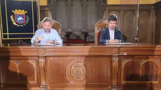 El consejero de Vertebración del Territorio, Movilidad y Vivienda, José Luis Soro, y el alcalde de Huesca, Luis Felipe firman el convenio.